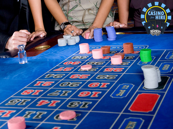 People playing roulette strategy Martingale